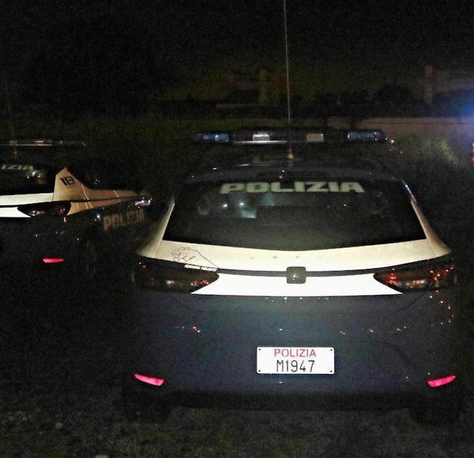 Rubano un’auto speronano gli agenti e scappano a piedi 