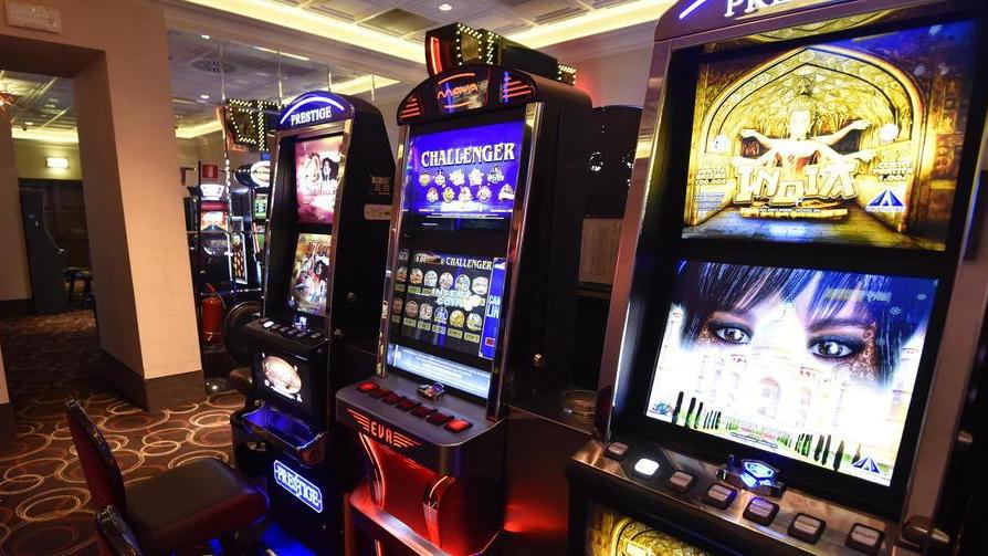 Guerra alle slot nuovi orari e multe