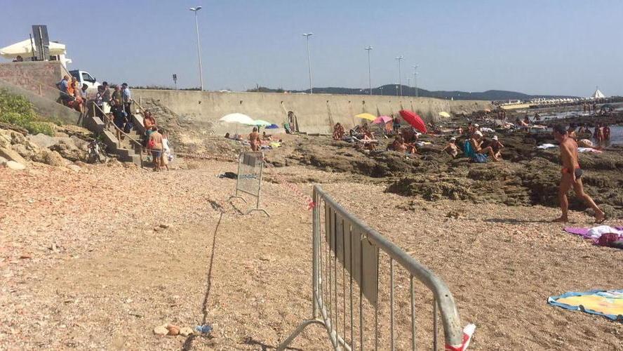 Allarme amianto ma la spiaggia è chiusa a metà