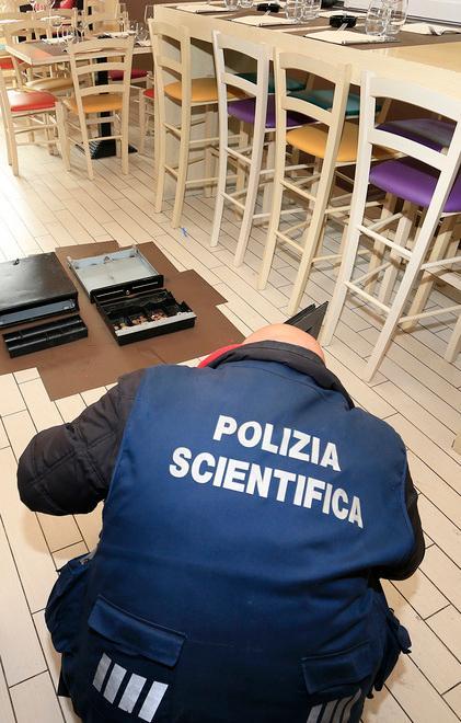 Furti in locali: ladri inchiodati da impronte 