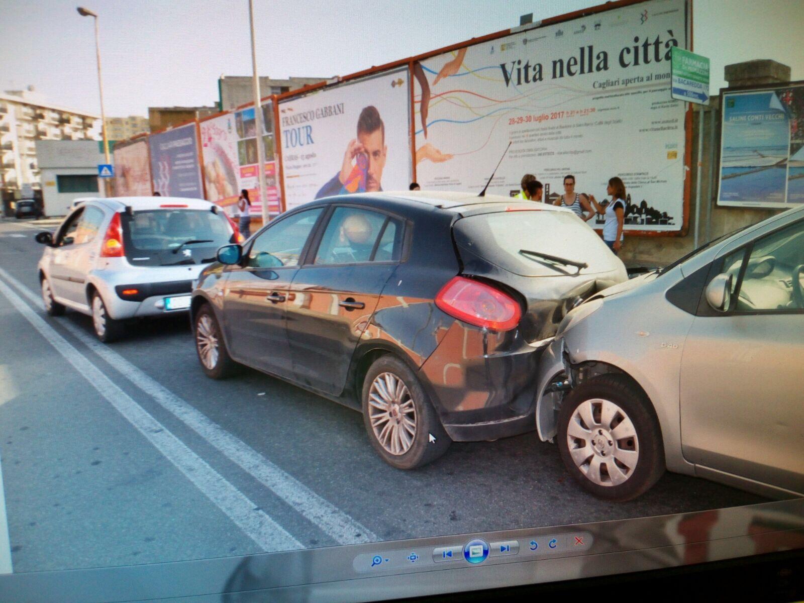 Il tamponamento in via dei Valenzani (foto Mario Rosas)