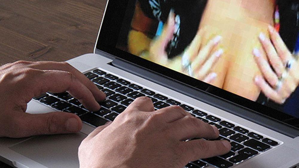 Operaio risponde all'annuncio hard e viene ricattato
