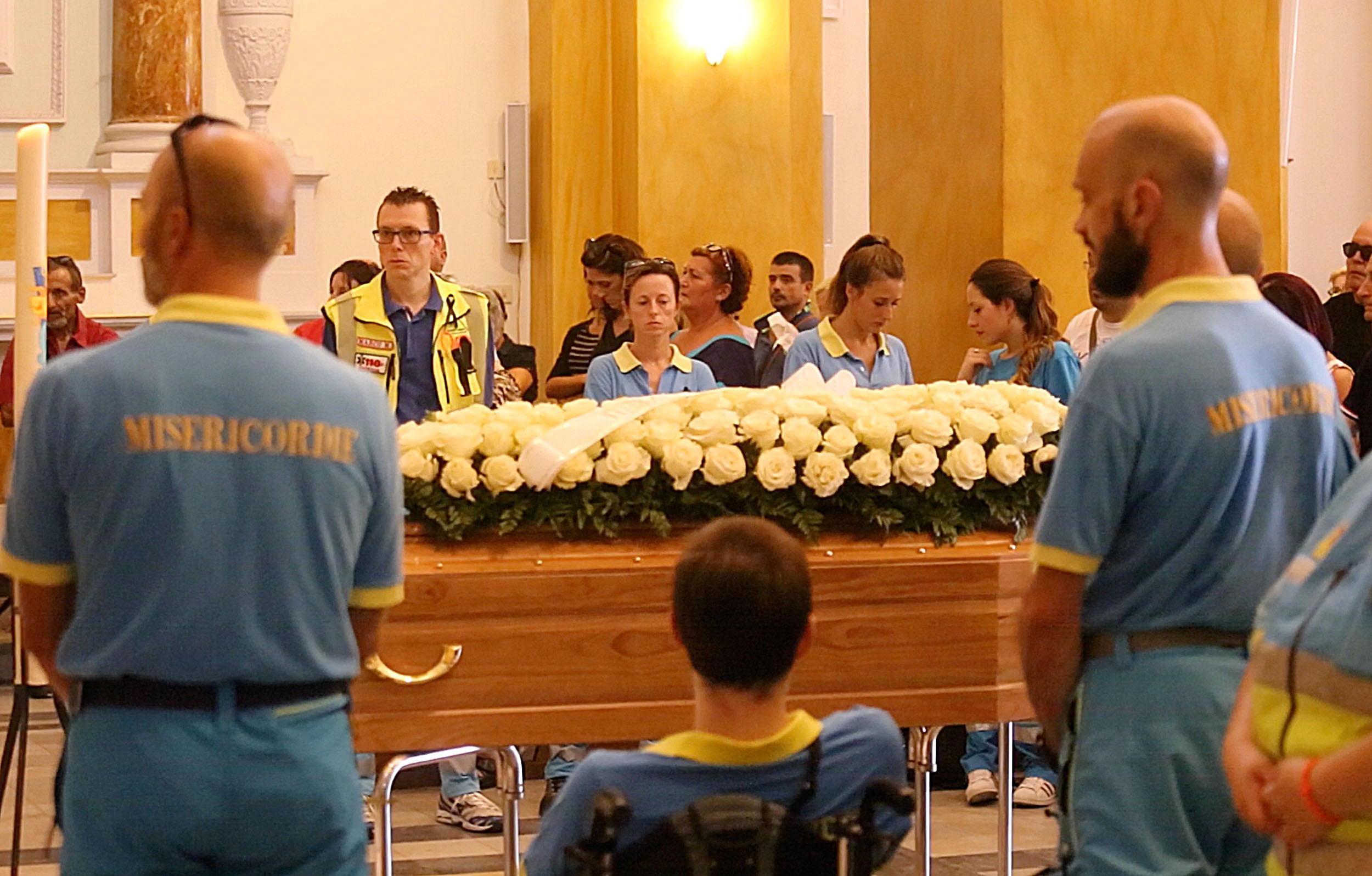 “Concerto” di sirene per salutare Fabio - Video