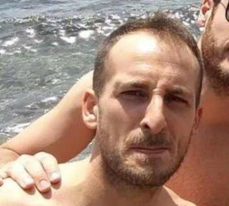 Un’immagine di Roberto Fera durante una gita al mare