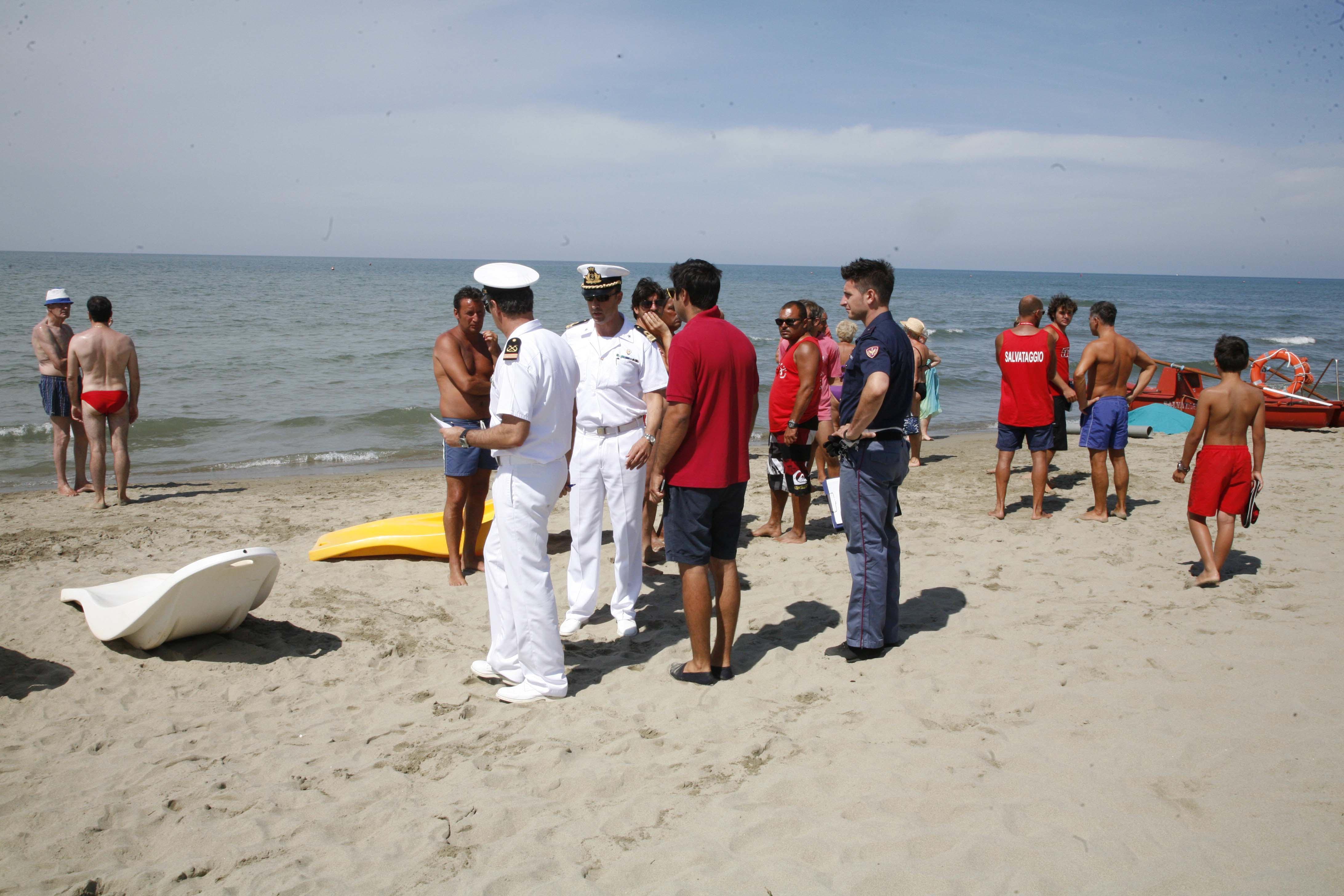 Forze dell'ordine in spiaggia