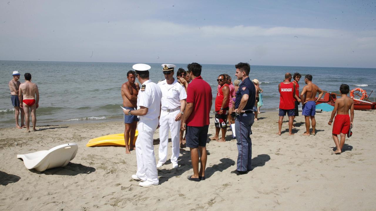 Forze dell'ordine in spiaggia
