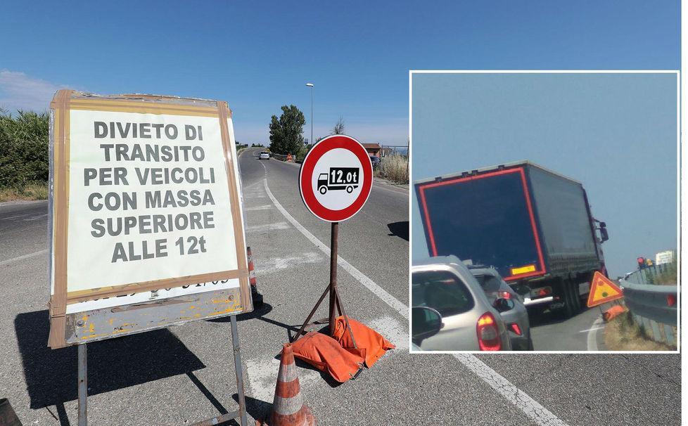 Il divieto di transito ai mezzi coi veicoli di massa superiore alle 12 tonnellate e un tir che lo ignora
