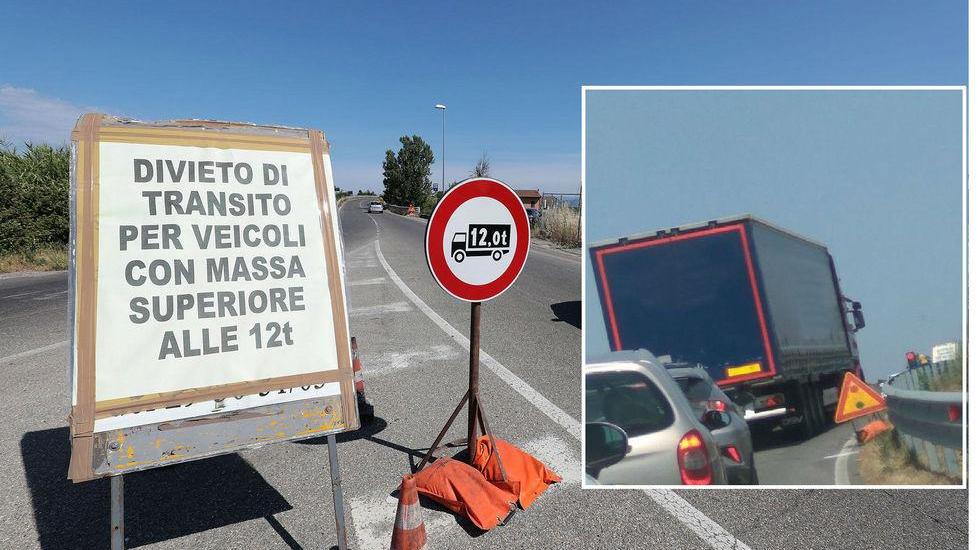 Il divieto di transito ai mezzi coi veicoli di massa superiore alle 12 tonnellate e un tir che lo ignora