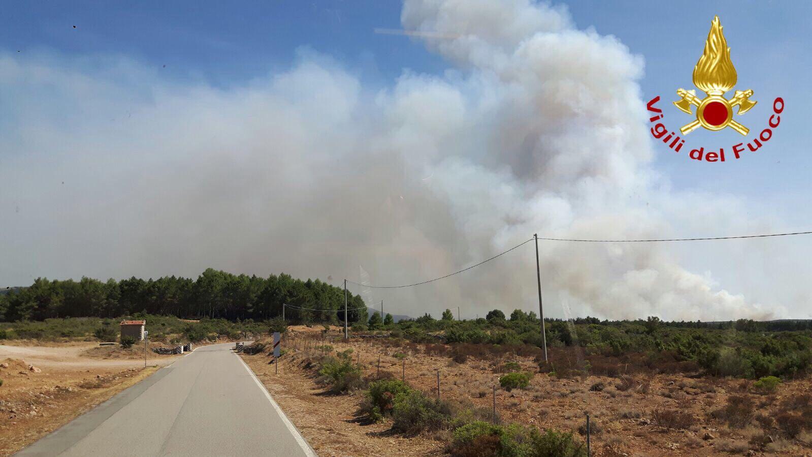 Incendio fra Sadali e Villanovatulo: 3 elicotteri, un canadair e un elitanker impegnati 