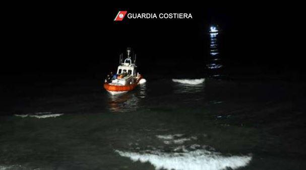 Barca in avaria rischia di affondare per un'onda: salvate due persone