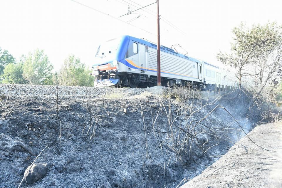 Solo alle 17,30 è stato dato il via libera al passaggio dei treni (foto Sernacchioli)