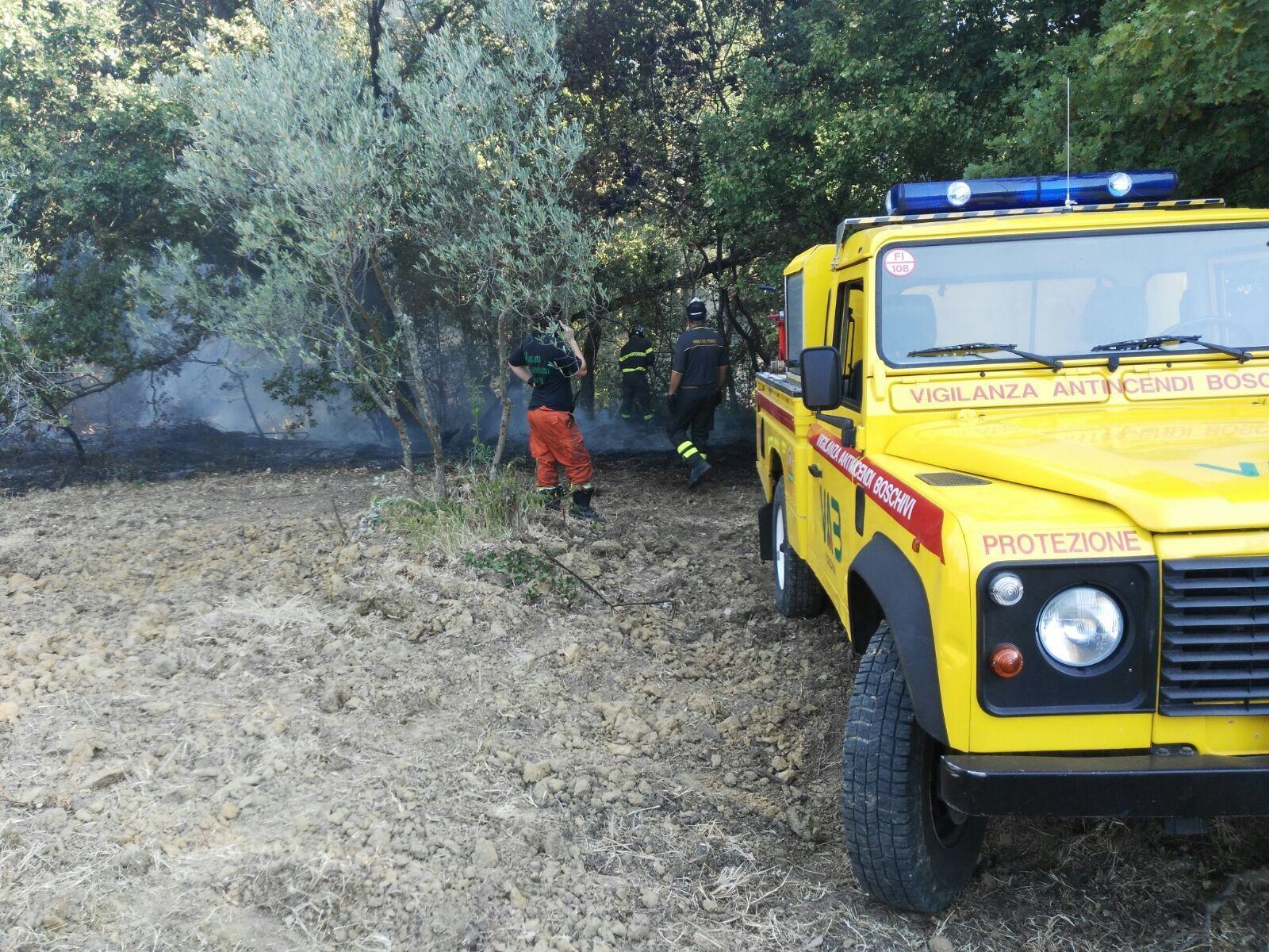 Le operazioni di spegnimento dell'incendio a Monteboro