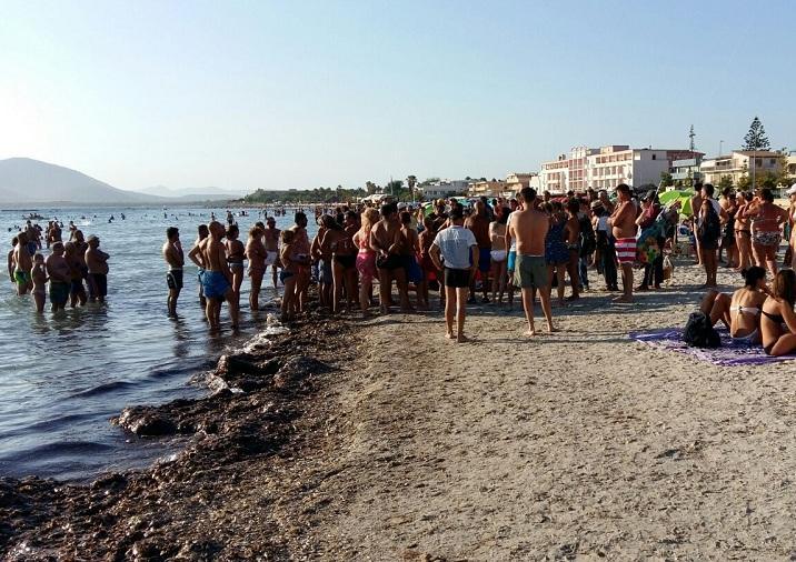 I soccorsi allo sfortunato bagnante ad Alghero