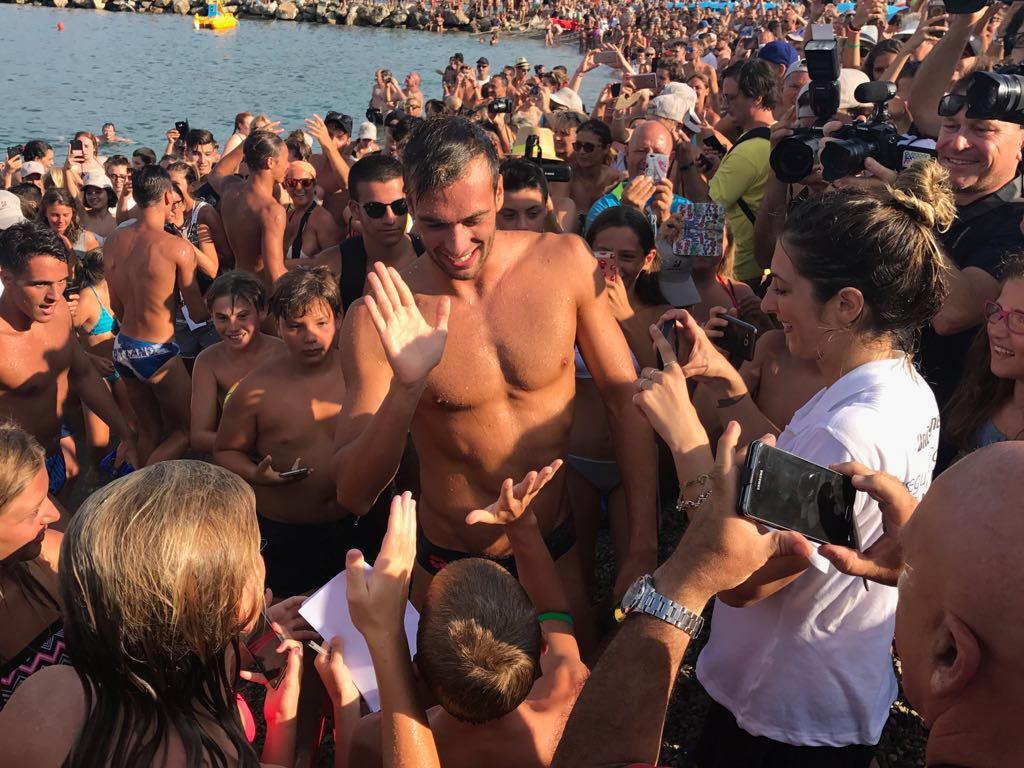 L'abbraccio della folla per Paltrinieri 
