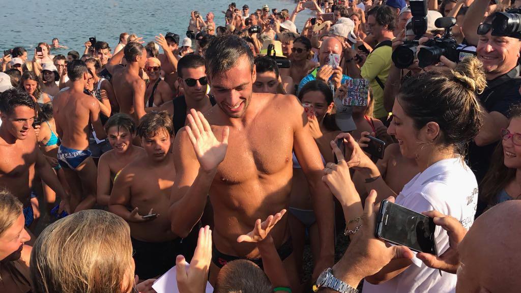 L'abbraccio della folla per Paltrinieri