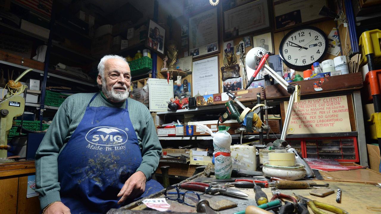 Ercole Gronchi nel suo negozio-laboratorio (foto Franco Silvi)