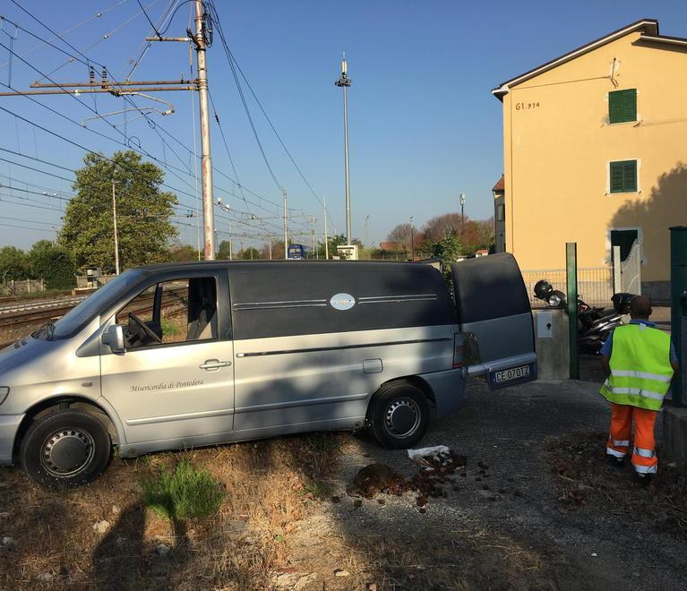 Ventenne suicida, indagini a largo raggio 