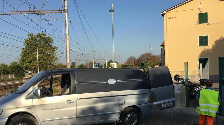 Ventenne suicida, indagini a largo raggio