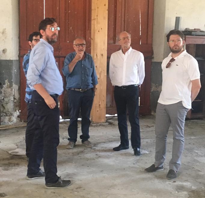 Il prof. Paolo Dario verifica i lavori per il laboratorio