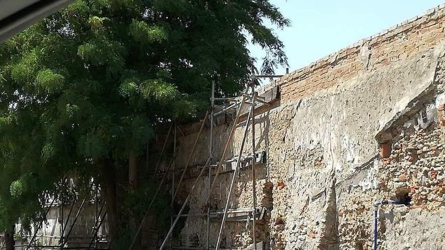 Verrà rifatto il muro puntellato da 20 anni