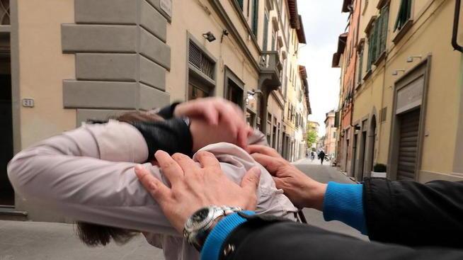Si ferma per dare soccorso e viene rapinata dalla gang