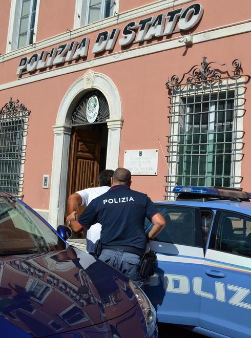 Furti in appartamenti: prese due ragazzine armate di cacciaviti 