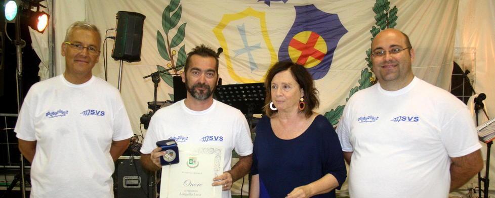 La Svs lo premia: ha salvato tre bimbi nel rogo alla Cigna 