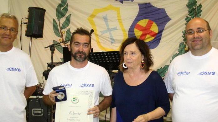 La Svs lo premia: ha salvato tre bimbi nel rogo alla Cigna