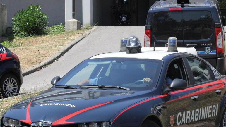 Si ferma a soccorrere il ragazzo con l’auto in panne: rapinata