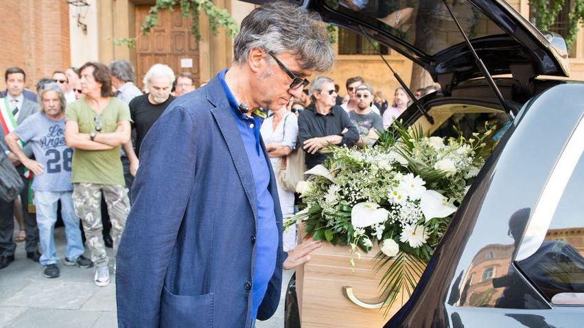 In tanti per l’addio a Elmi Vasco: «Non morirai mai»