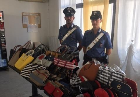 Sequestro merce contraffatta e denuncia per cinque abusivi