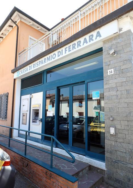 Rapina in banca, caccia al bandito e all’eventuale basista