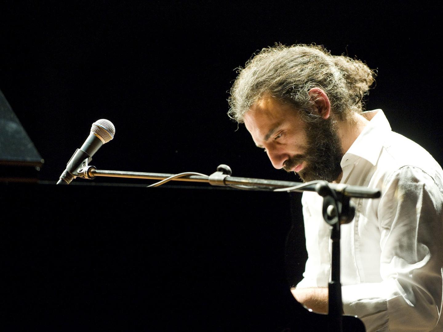 Bollani suona Napoli tra jazz e gag 