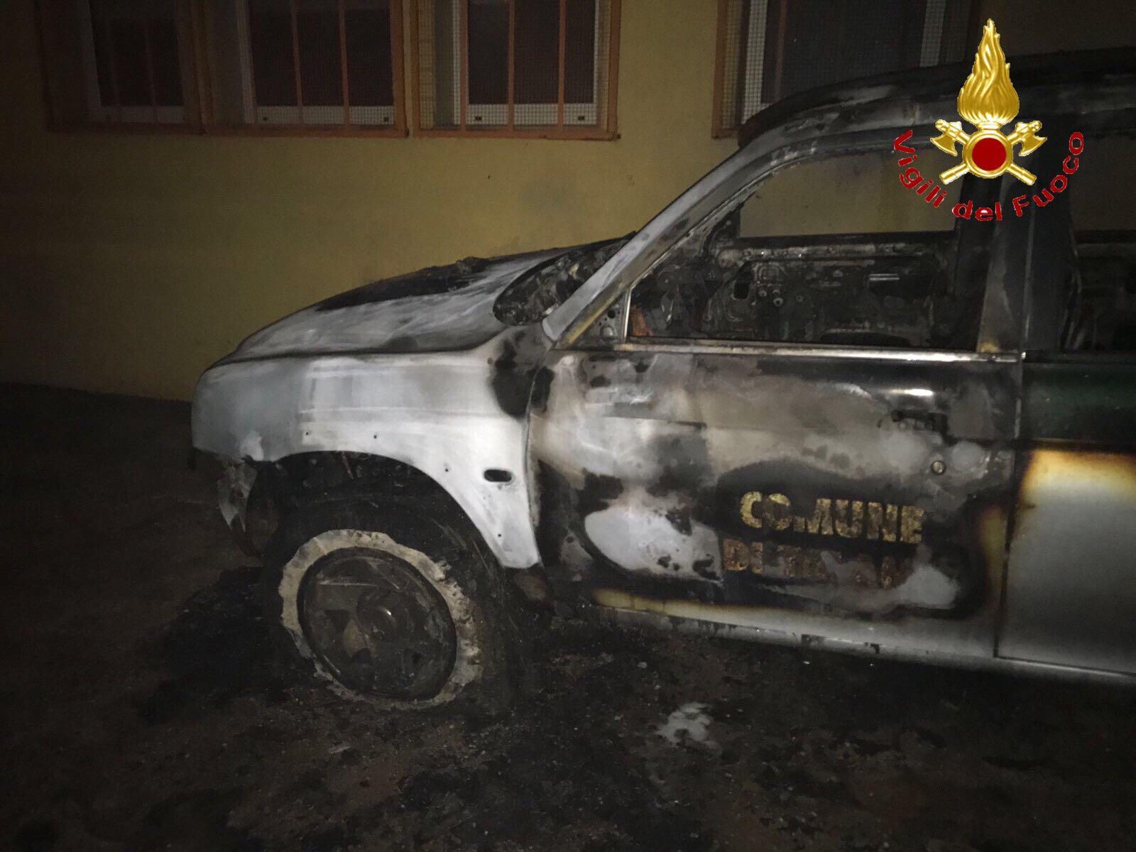 Attentato a Talana: un incendio distrugge mezzi comunali e lo scuolabus 
