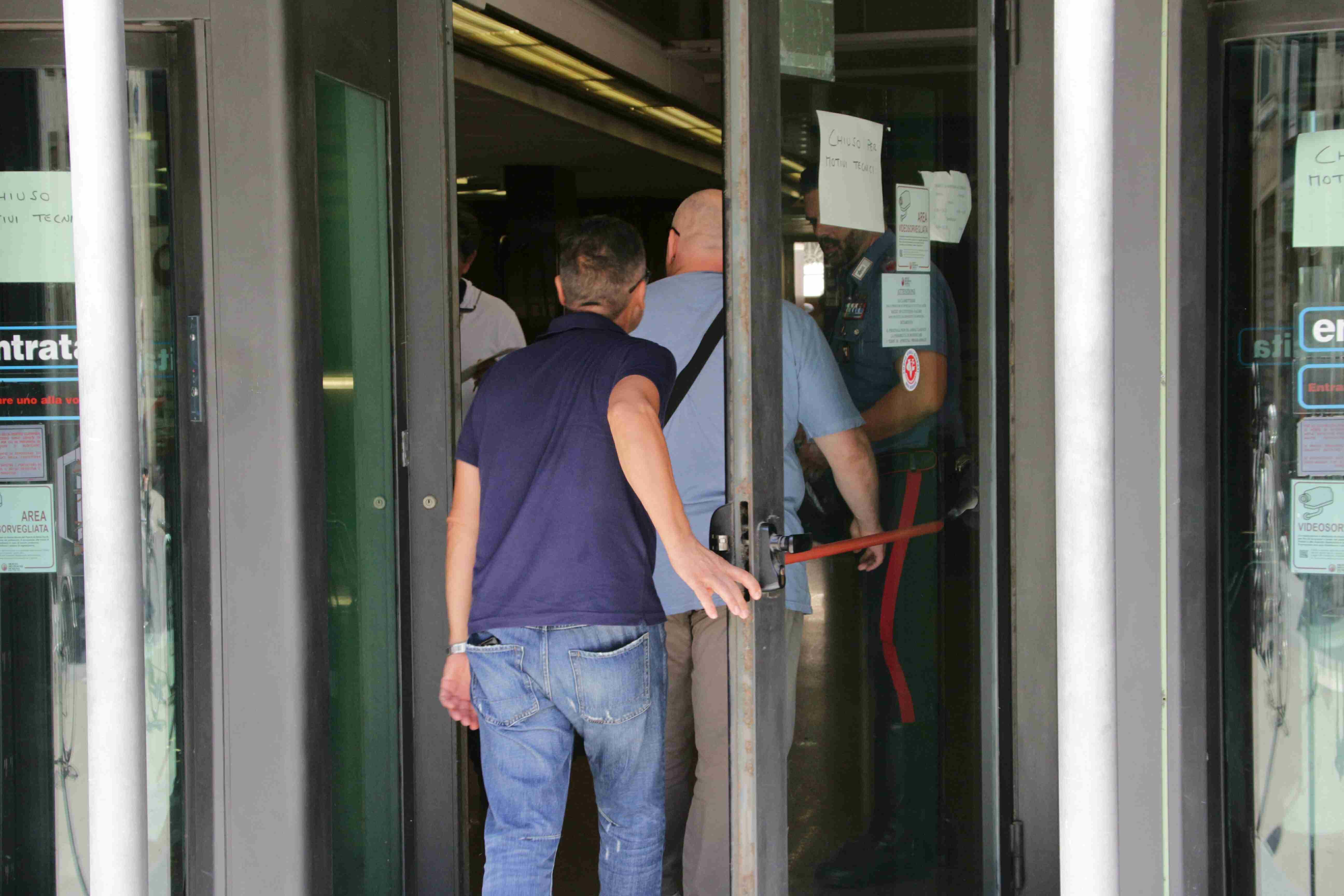 I carabinieri entrano nella banca rapinata