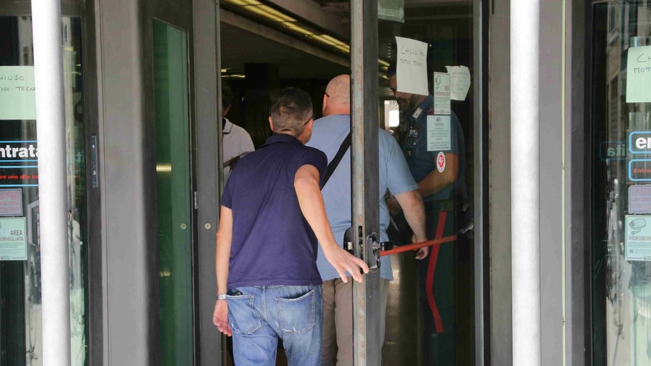 I carabinieri entrano nella banca rapinata