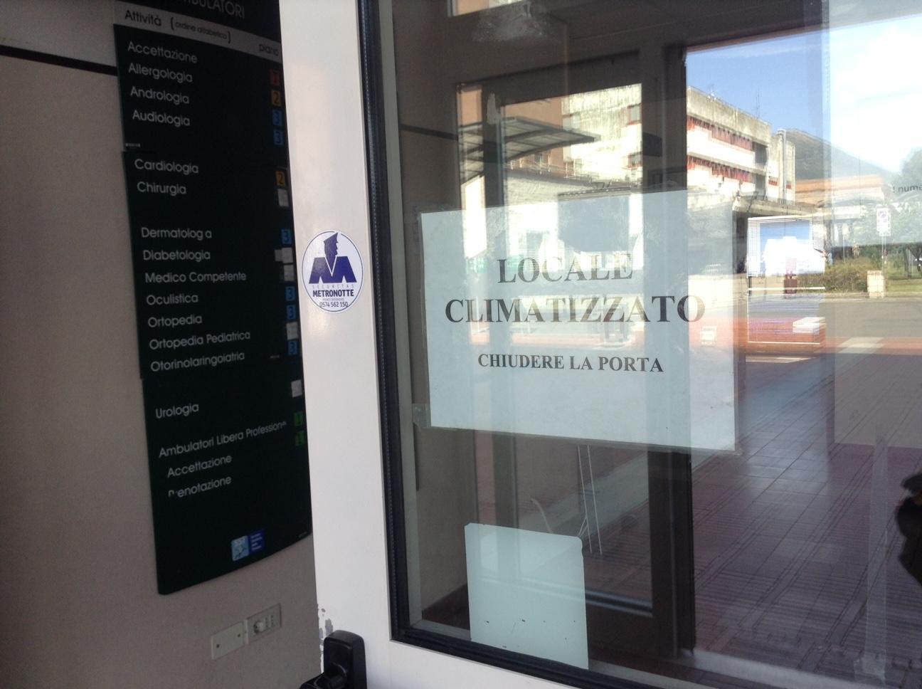Il cartello esposto all'ingresso del Giovannini: "Locale climatizzato, chiudere la porta" (foto Batavia)