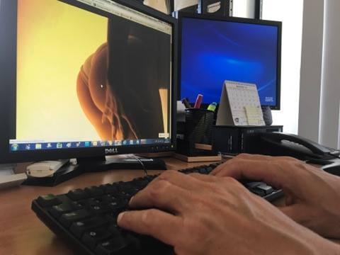 Si impossessava delle identità delle colleghe e le metteva su una chat hard 