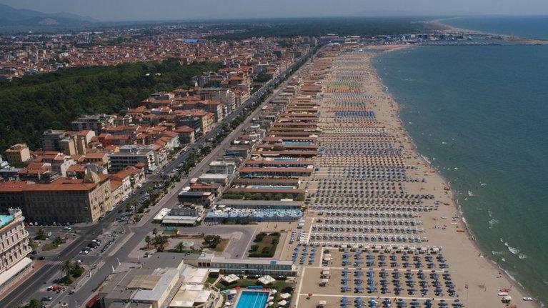 Ambulante arrestato per molestie a un bimbo in spiaggia: ha rischiato il linciaggio