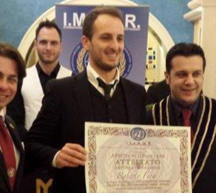 Roberto con l'attestato di barman