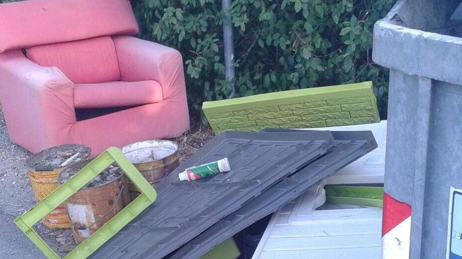 Rifiuti abbandonati lungo le strade, allarme discariche a cielo aperto