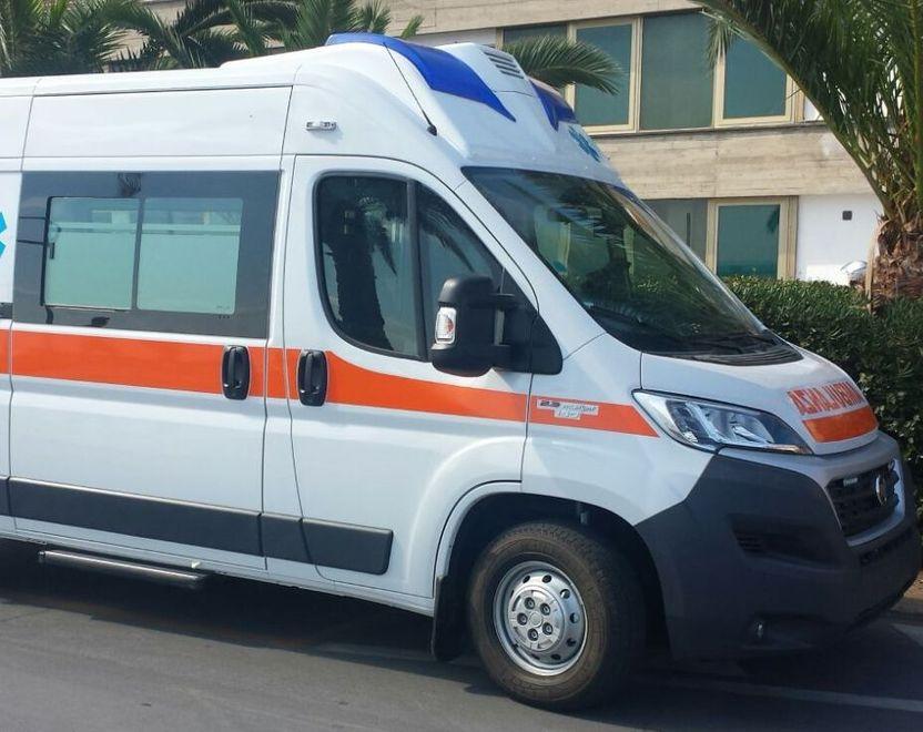 Sola con la figlia immobile a letto: «Aiutatemi» 