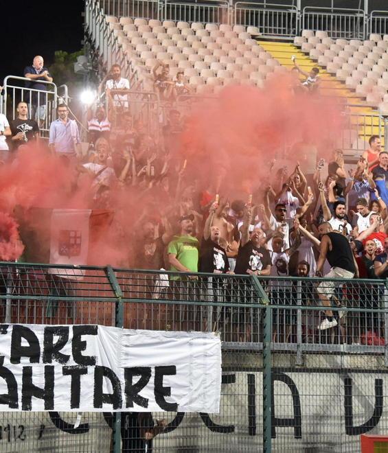 Il nuovo Grifone giura ai tifosi sotto la Curva Nord 