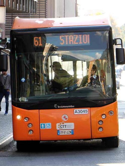 Non pagano il biglietto e fanno fermare il bus