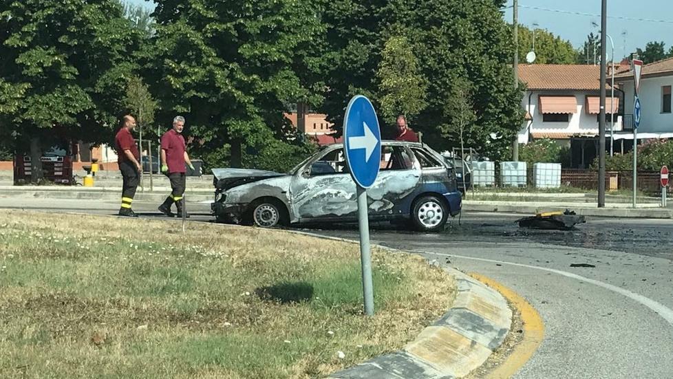 Auto prende fuoco nella rotonda