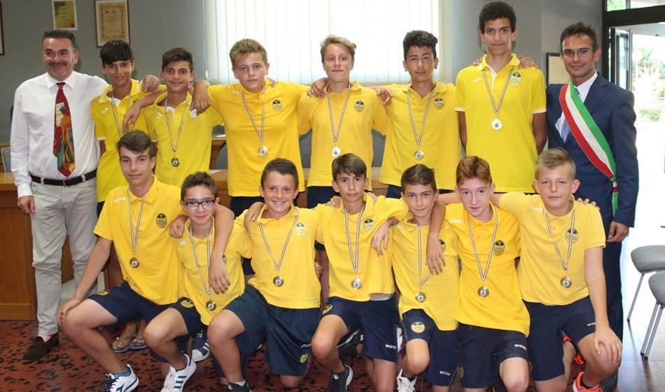 «Niente soldi pubblici alle società che spingono i ragazzi a smettere» 