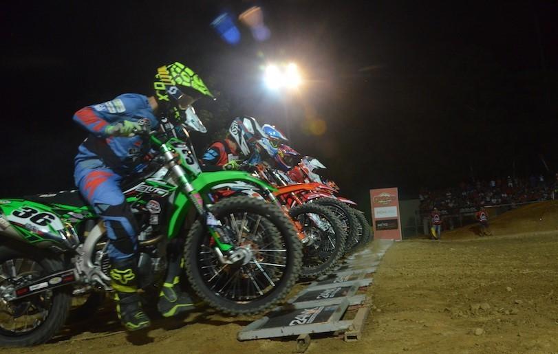 Arzachena, supercross spettacolare col pubblico in delirio grazie ai piloti 