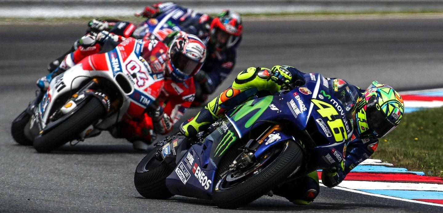 MotoGp, Rossi attendista Marquez rischia e vince 