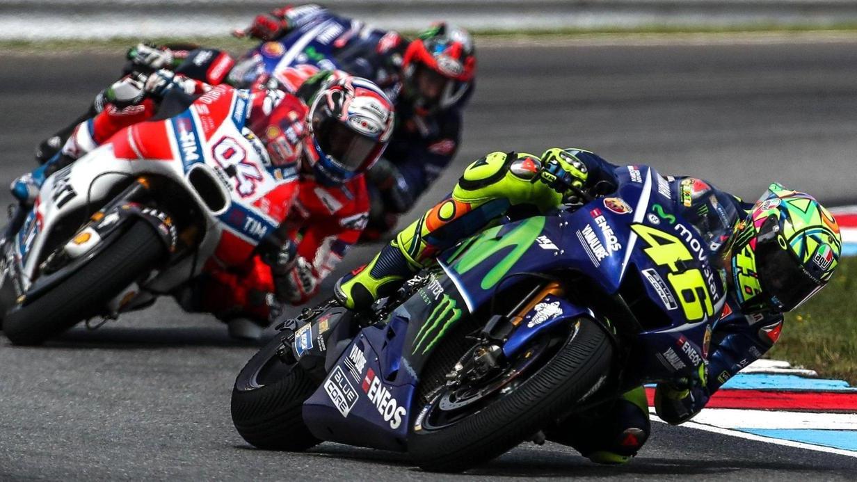 MotoGp, Rossi attendista Marquez rischia e vince