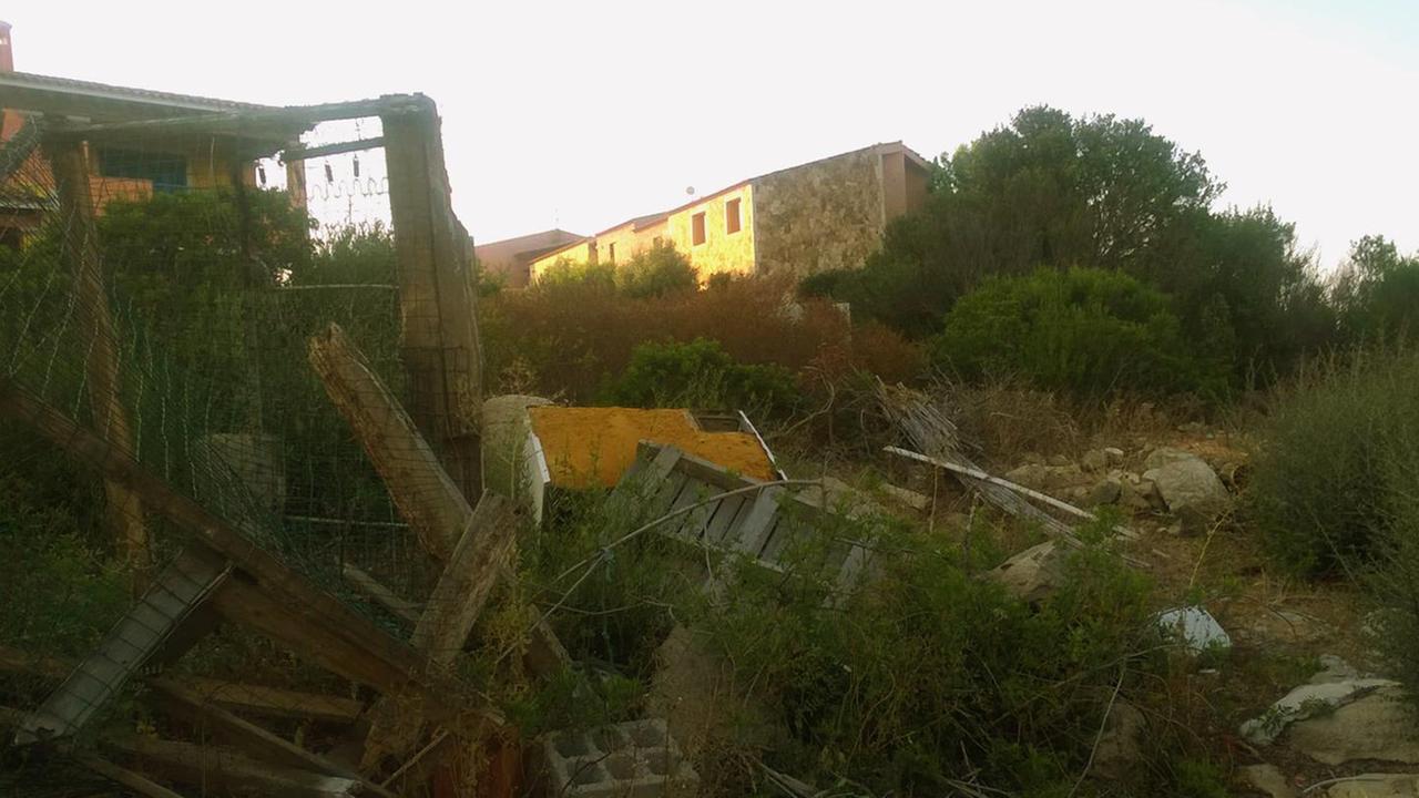 Porto Pozzo invaso dai rifiuti, grido di allarme dei cittadini